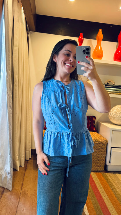 Blusa azul em laise
